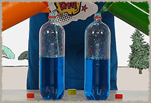 Llenando botellas con liquido azul